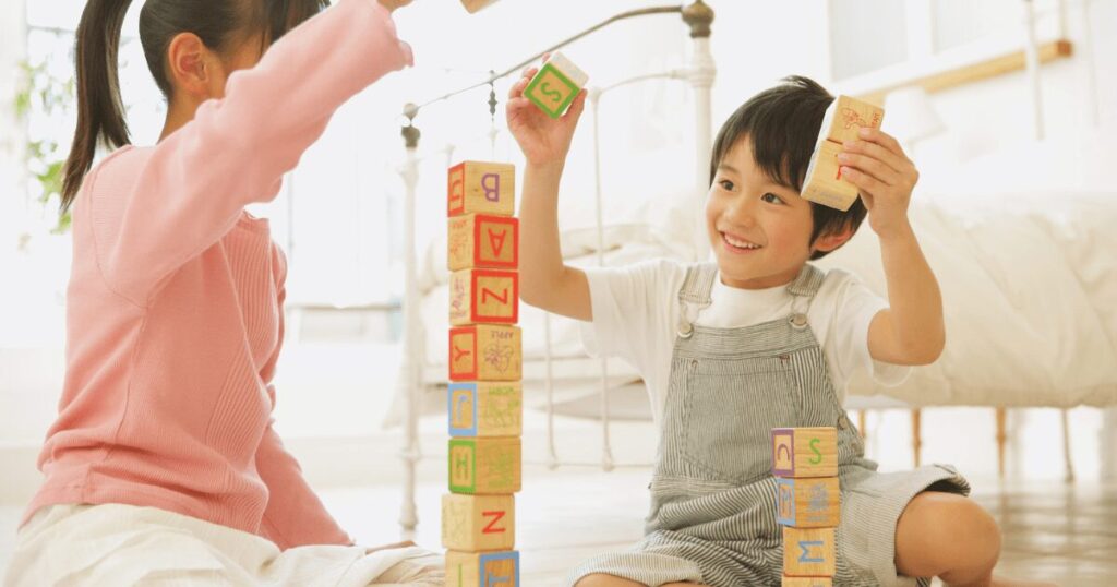 ブロックで遊ぶ子どもたち