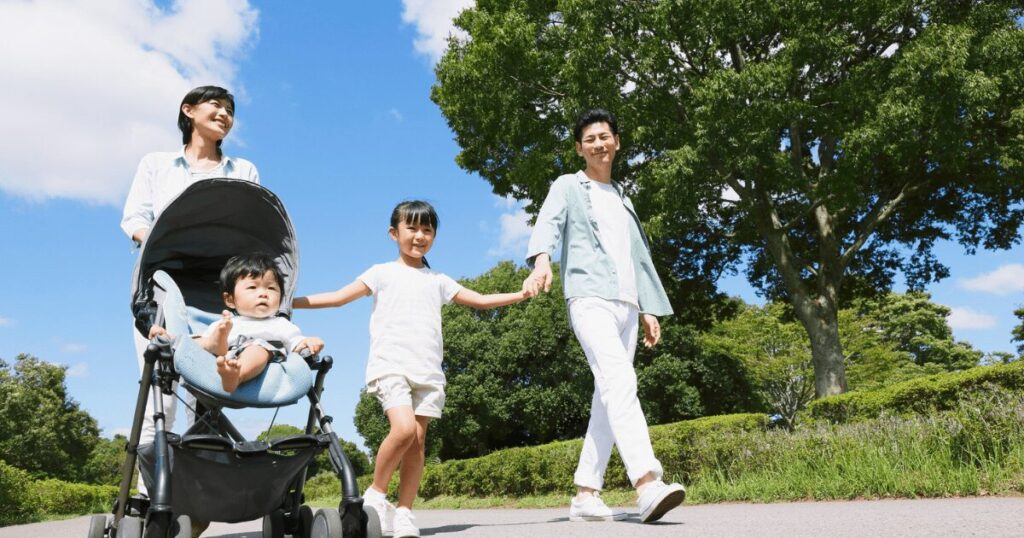 散歩をする家族