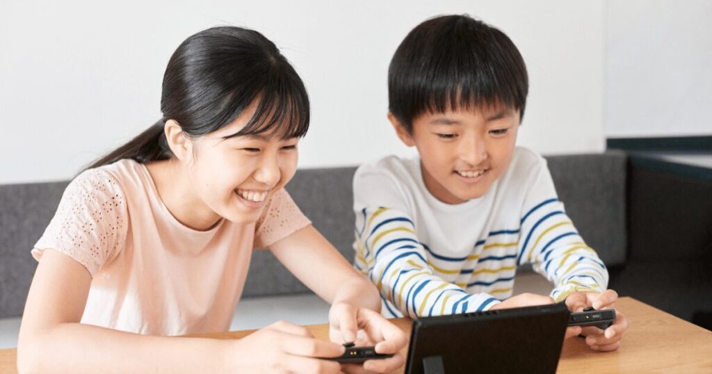 ゲームをする子どもたち
