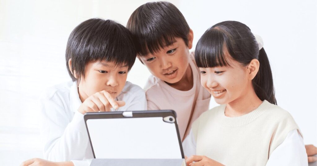 パソコンを見る子どもたち