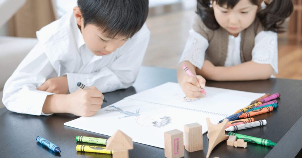 絵を描く子どもたち