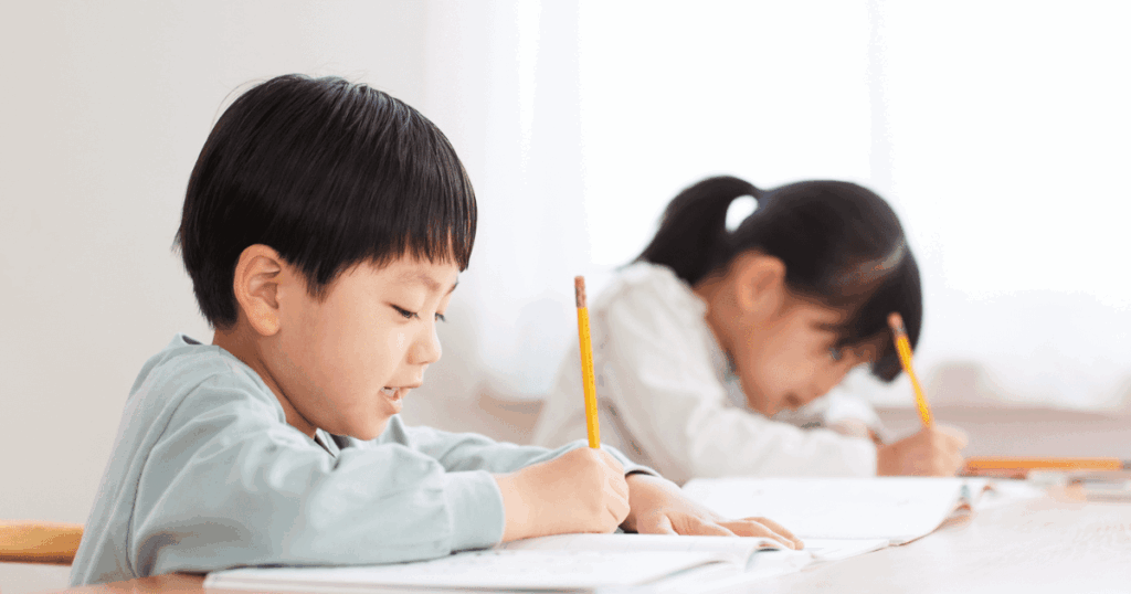勉強をする子どもたち
