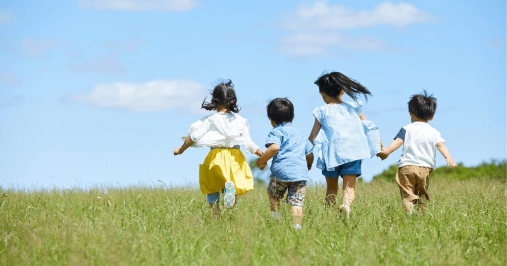 走り出す子どもたち