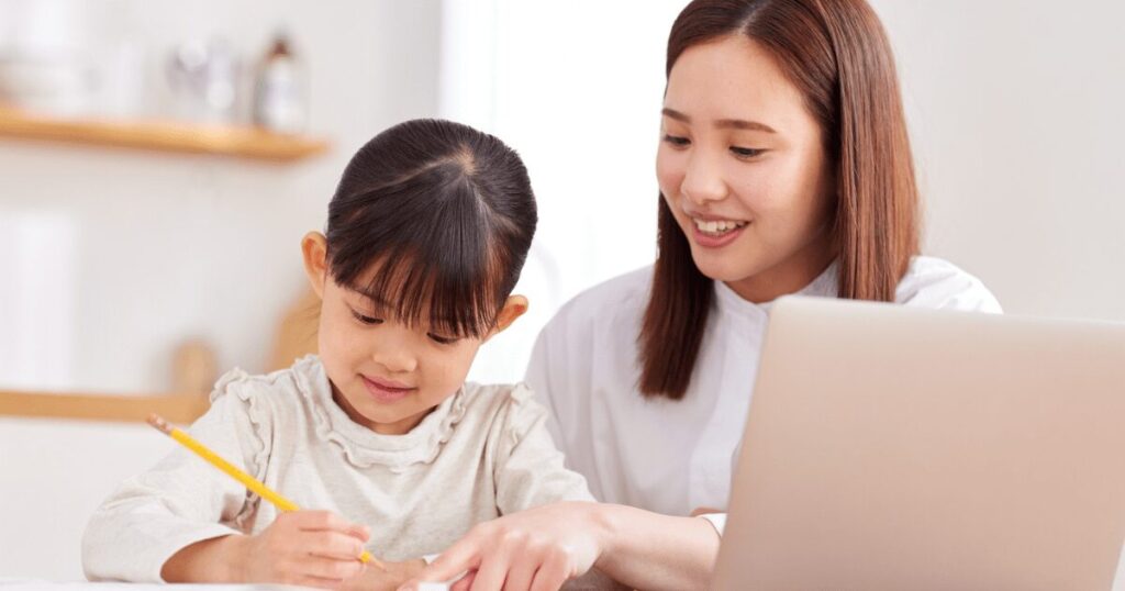 宿題をする子どもと見守る母親