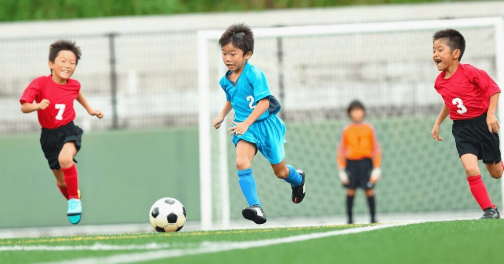 サッカーをしている男の子